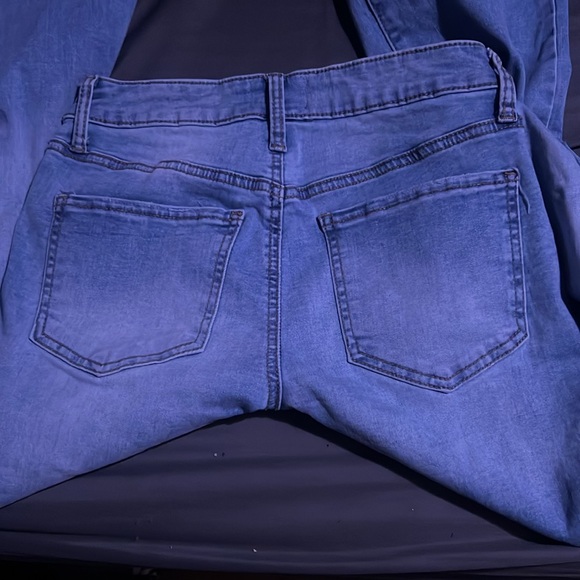 worn twice, paid 45$, flattering back pocket placement, comfy material - Picture 3 of 3